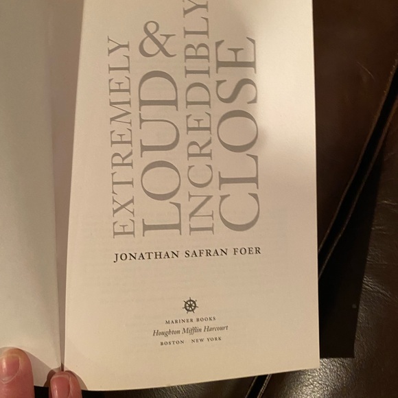 Book “extremely loud, and incredibly Close a novel“ by Jonathan Safran Foer - Picture 3 of 4